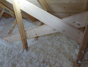 Zateplení stropu novostavby rodinného domu pomocí foukané izolace